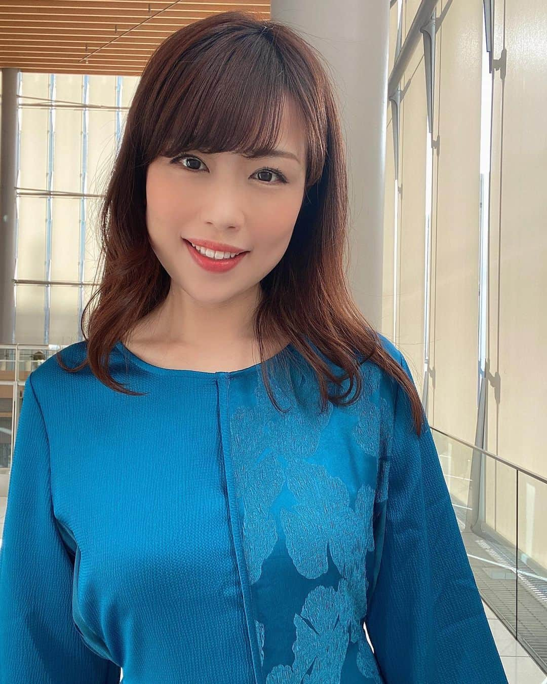 道岡桃子さんのインスタグラム写真 - (道岡桃子Instagram)「サテン風つるつるワンピ👗💕  and  サロペットワンピース🌟  どちらも春を先取り🌸 サロペットは花屋さんっぽいです💐  #肩こりポーズ #アナウンサー衣装  #アナウンサー #フリーアナウンサー  #キャスター #リポーター  #ナレーター #ナレーション  #サロペット #ワンピース  #asiangirl #japanesegirl #japanesetalent #asiantalent  #bangcut #コテ巻き #くびれヘア  #巻き髪アレンジ #巻き髪 #シースルーバング #花柄ワンピース  #後れ毛 #後れ毛アレンジ #女子アナ #女子アナコーデ #女子アナメイク #ワンピースコーデ  #frenchpave」3月7日 16時51分 - momoko_ana