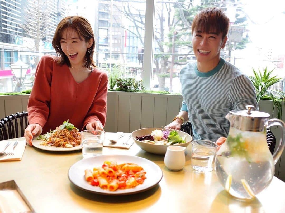 高垣麗子さんのインスタグラム写真 - (高垣麗子Instagram)「・ ・ ・  モデルKelly× 熊本食材 × Cosme Kitchen AdaptationのコラボレーションVEGANメニューがスタート！  @kellymisawa  @cosmekitchen_adaptation   ということで、先ほど娘を連れて大好きなあっちゃん　@atsushi_416 とランチをしに行ってきたよ𓂃𓂃✨✨  まずは元気過ぎる娘にキッズプレートに集中してもらい😋私たちもお楽しみがスタートです✨✨  ・ ・ #cosmekitchenadaptation  #kelly」3月7日 17時00分 - reikotakagaki