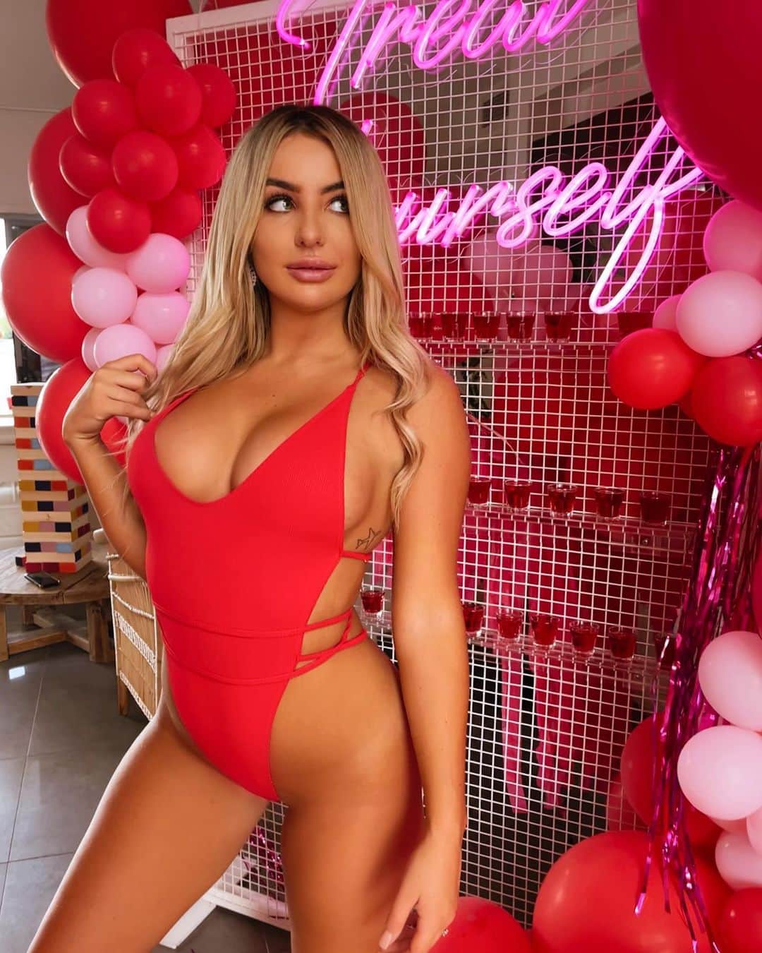 のインスタグラム：「Had such a good night with everyone ❤️ happy bday bby @shaniaperrett 🎂 event decor: @nextevent.com.au」