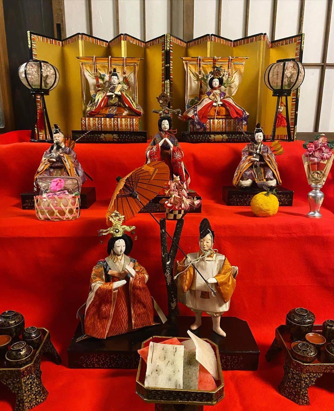 早坂香須子さんのインスタグラム写真 - (早坂香須子Instagram)「今年はお雛祭りしなかったな…なんて思ってたら、オオニシ先生のサロンに立派な年代物の雛飾りが。  優しく豊かな表情にほっこり🌸」3月7日 17時05分 - kazukovalentine