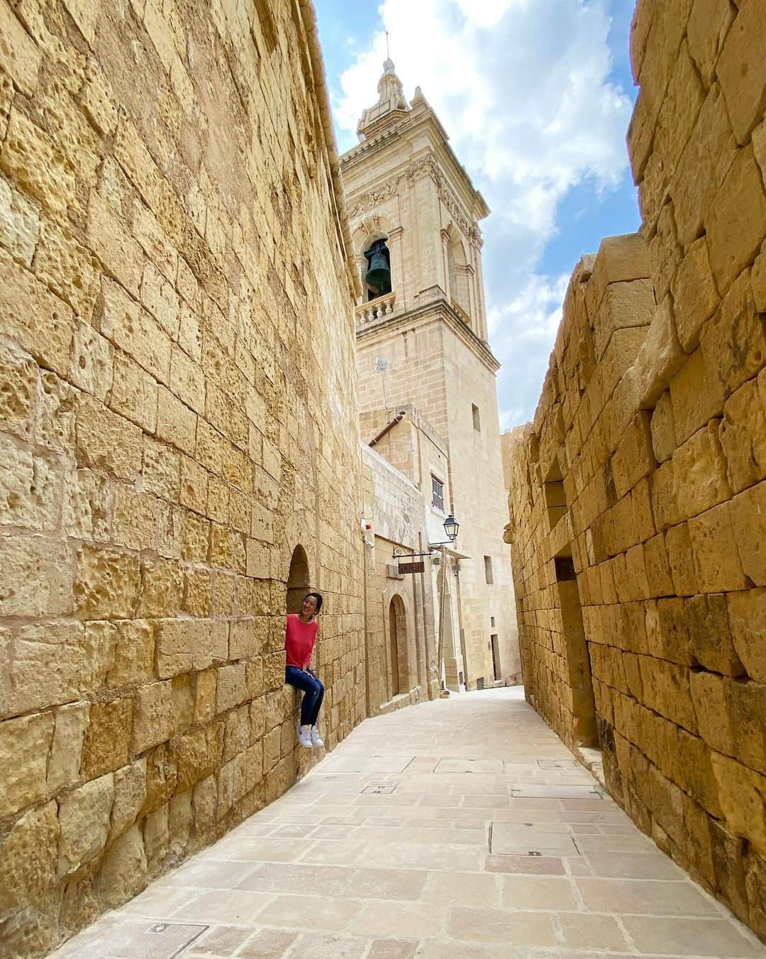 荒尾茉紀のインスタグラム：「マルタの建物（縦の写真）😃  #malta #gozo #valletta #oldbuilding #citadel #マルタ #マルタ留学 #ゴゾ島 #チタデル #バレッタ #古い建物 #画になるなぁ✨」