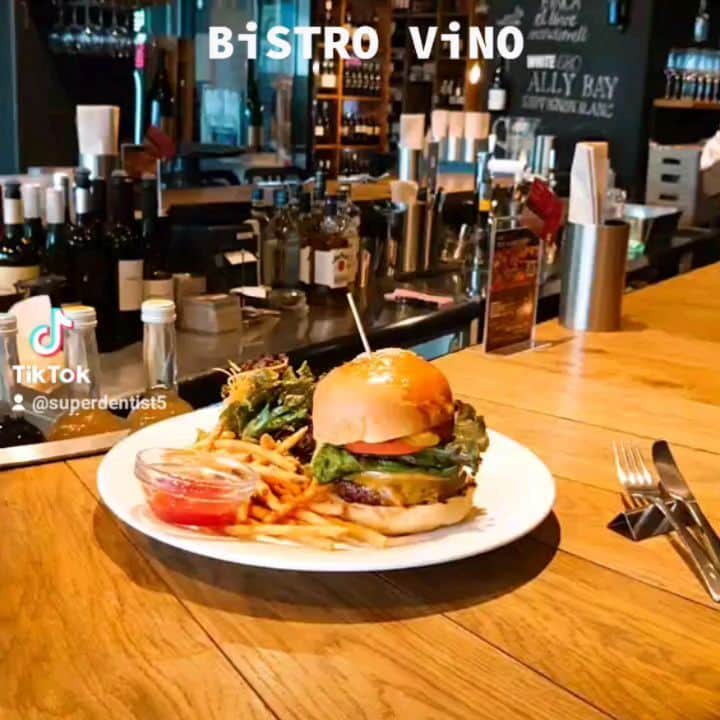五十嵐一誠さんのインスタグラム写真 - (五十嵐一誠Instagram)「僕が一番美味しいと思ってる チーズバーガー 六本木「BiSTRO ViNO」です  ここは日本のアメリカ  #burger #cheeseburger#bistro  #restaurant #cafe #ハンバーガー #レストラン#アメリカ#デート #bistrovino」3月7日 17時16分 - superdentist5