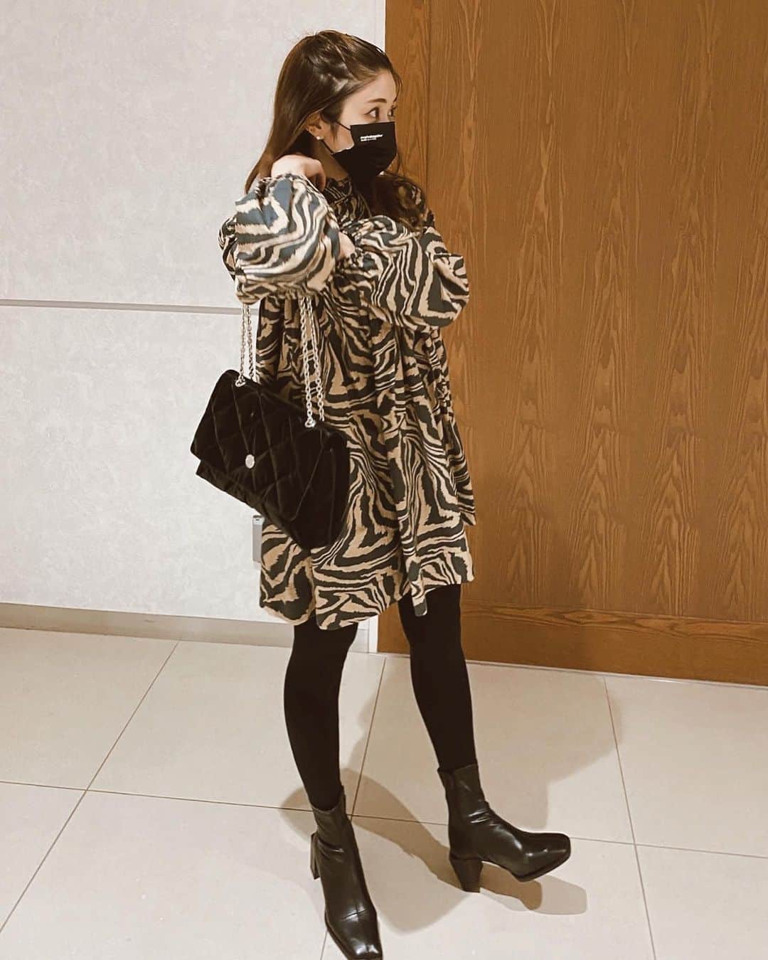 のインスタグラム：「🖤🖤🖤 dress#GANNI bag#METROCITY boots#Nugu  #コーデ#私服」