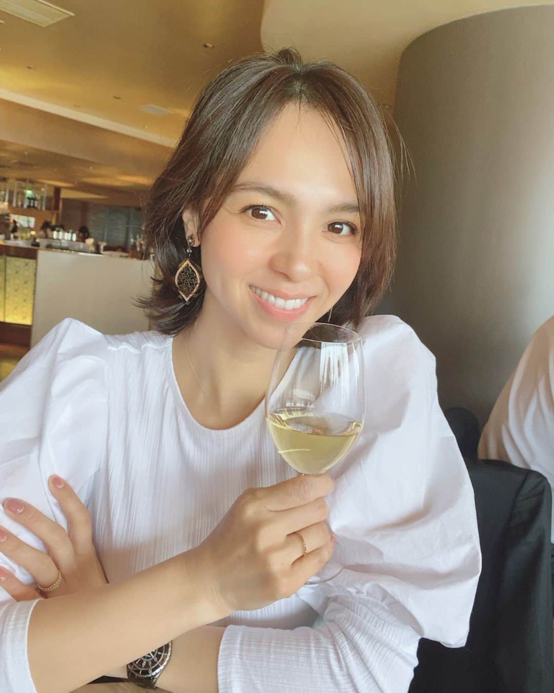 鈴木サチのインスタグラム：「. 久しぶりに旦那さんと2人で外ランチ。 . 久しぶりにお昼から飲んだー。 . やっぱり白ワインが大好き😘 . . . #ママ #ママモデル #モデル #夫婦デート #デート #白ワイン #vinobianco」