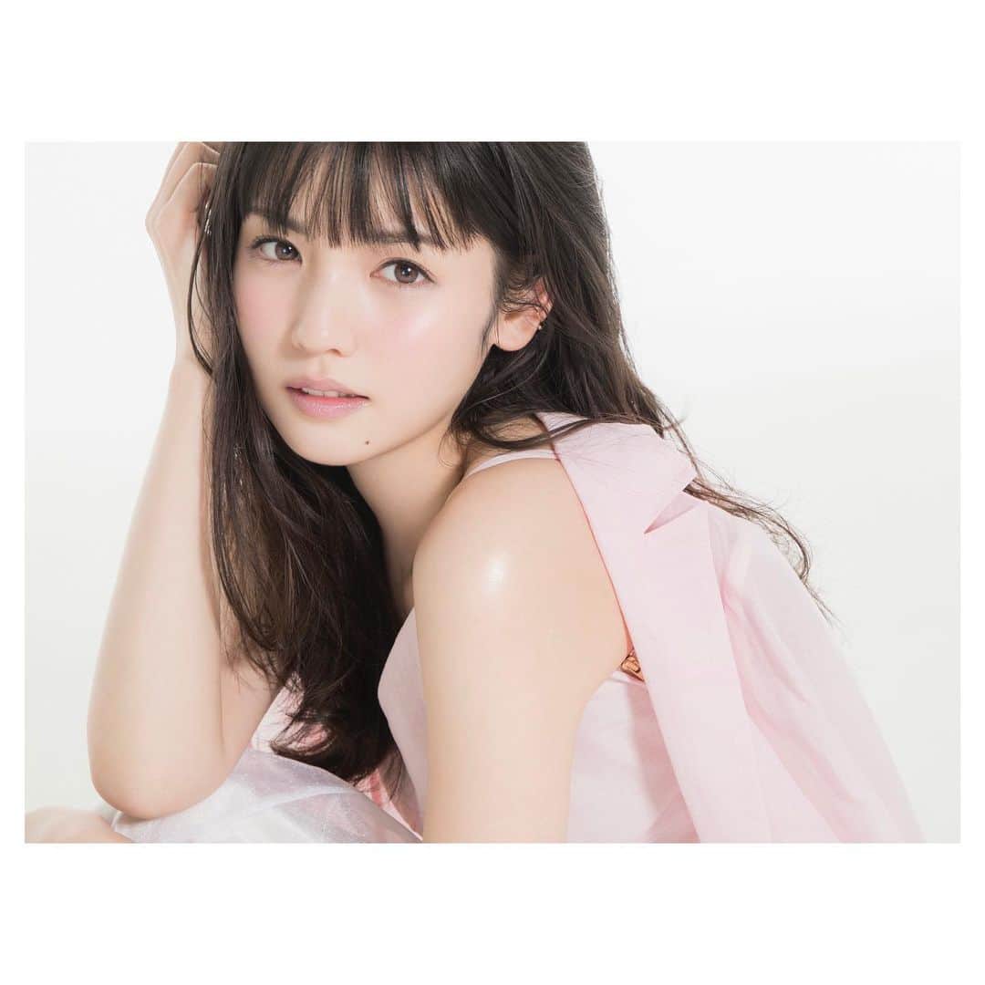 菊地泰久のインスタグラム：「@maquia.magazine  model: @sayumimichishige0713  hair&makeup: @chigirakeiko  styling: @kogisonofuku  photo: @yasuhisa_kikuchi  #道重さゆみ #maquia #菊地泰久 #yasuhisakikuchi #beauty #makeup #fashion #portrait #shooting #photography #photographer」