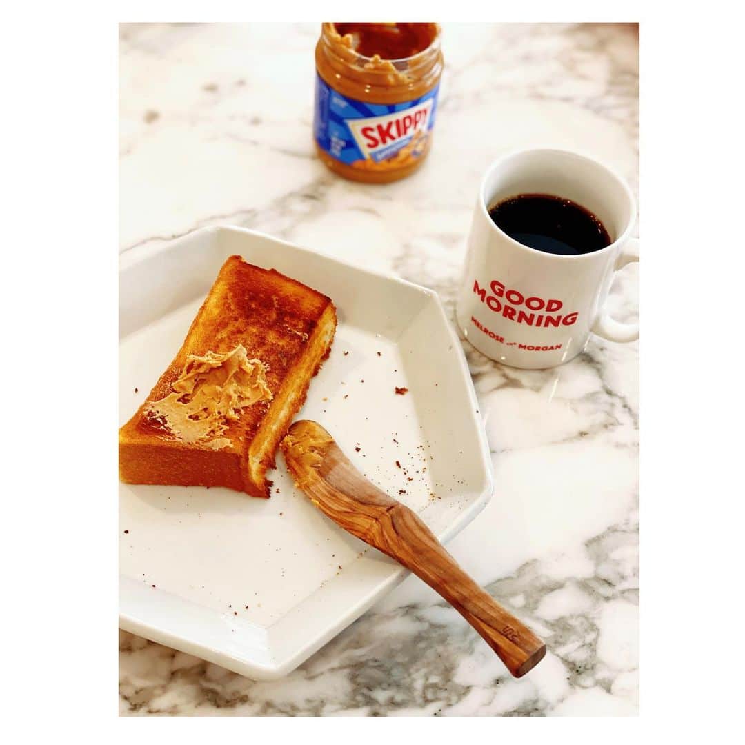 のインスタグラム：「🍞☕️🧈🥜  #breakfast」