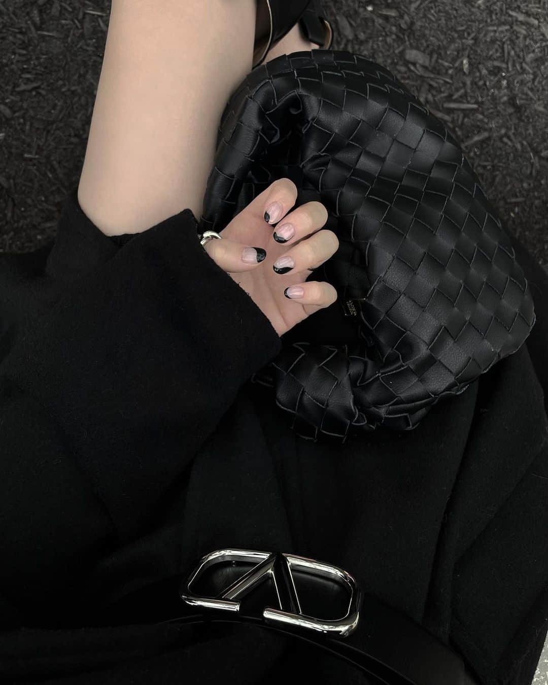 中村くるみのインスタグラム：「New nails ☪︎  Thx @_yukapool @poolnail  フレンチの進化系かわい♥ 3枚目に両手載せてますっ おとといの爪が少し見えるストーリーみて 真似してくれた子いてびっくりした😂 嬉しいな〜ラブだな〜」