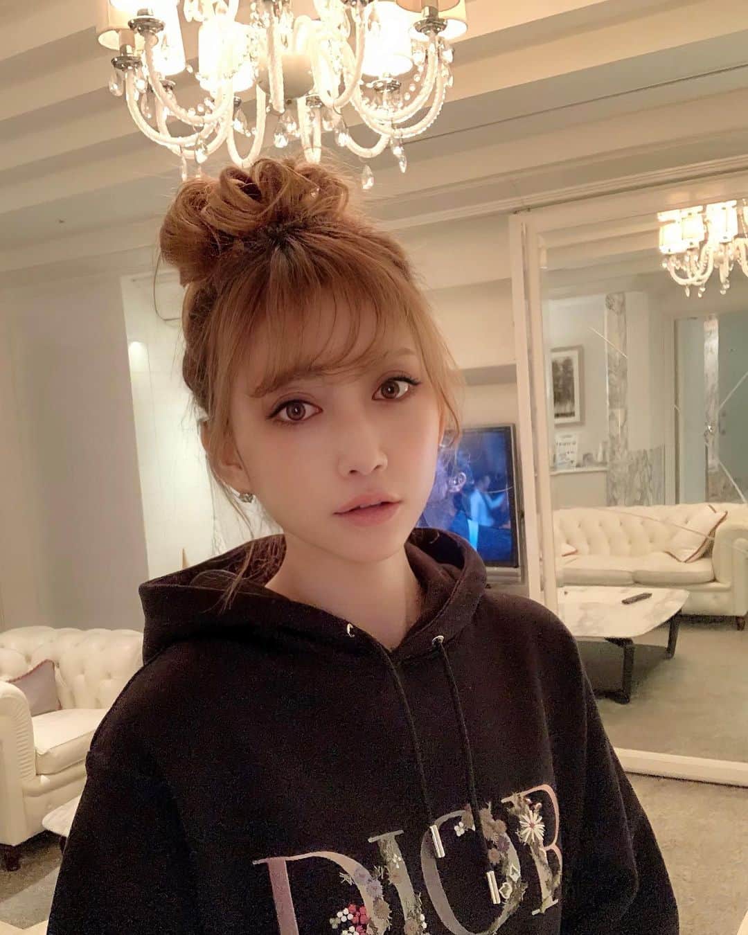 加賀美早紀のインスタグラム：「載せるものがないので﻿ いつかのびっくり顔。﻿ ﻿ 今日は内見してから﻿ 夕飯も品数多く和食作り﻿ この時間から全て終わらせているのは﻿ 幸せ。﻿ 時間の使い方ひとつで﻿ その日1日が変わるから﻿ なるべく色んな事を早くに終わらせておきたい。﻿ ﻿ 明日からまた頭と心使って﻿ 柔軟に生きられたらはっぴーですね。﻿ ﻿ 大した写真もなく﻿ blogも全く更新していないから﻿ こっちでそれらしく言葉羅列笑﻿ ﻿ またねー💓」