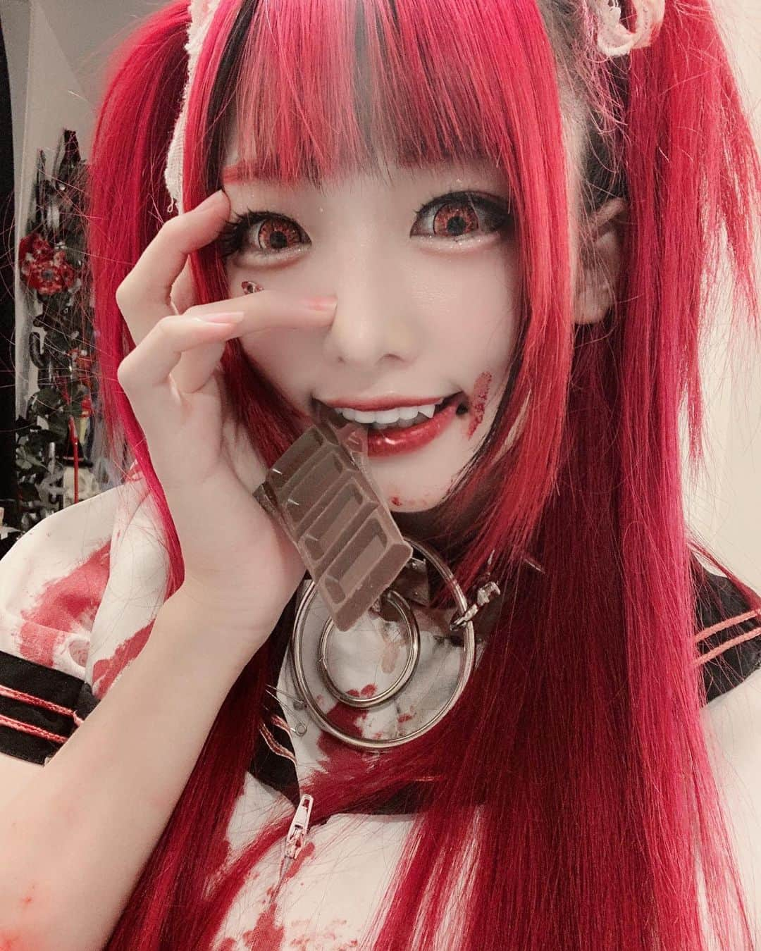 椎名ひかり（ひかりん）さんのインスタグラム写真 - (椎名ひかり（ひかりん）Instagram)「キミヲ味ワイタイ…🩸  ヴァンパイアぴかりん  じゅる、、、 たまには地鶏を！！  #椎名ひかり　#ぴかりん　#椎名ぴかりん　#ぴ様　#スーパーロングエクステ　#赤髪　#血糊セーラー　#セーラー　#地雷メイク #ヴァンパイア　#ヴァンパイアメイク　#赤黒 #赤カラコン　#悪魔メイク　#地雷系　#地雷女  #牙　#八重歯」3月7日 18時39分 - pikarin_shiina