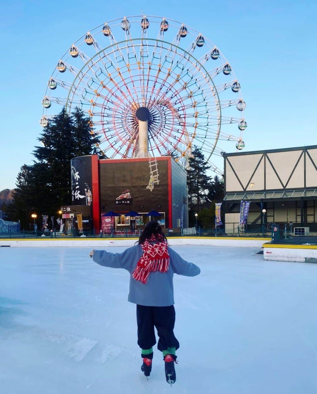 上白石萌音さんのインスタグラム写真 - (上白石萌音Instagram)「そういえばあれが人生初スケートでした。たのしかった！！残り２話だなあと思いながら撮影に励む日々です。 #ボス恋」3月7日 18時52分 - mone_kamishiraishi