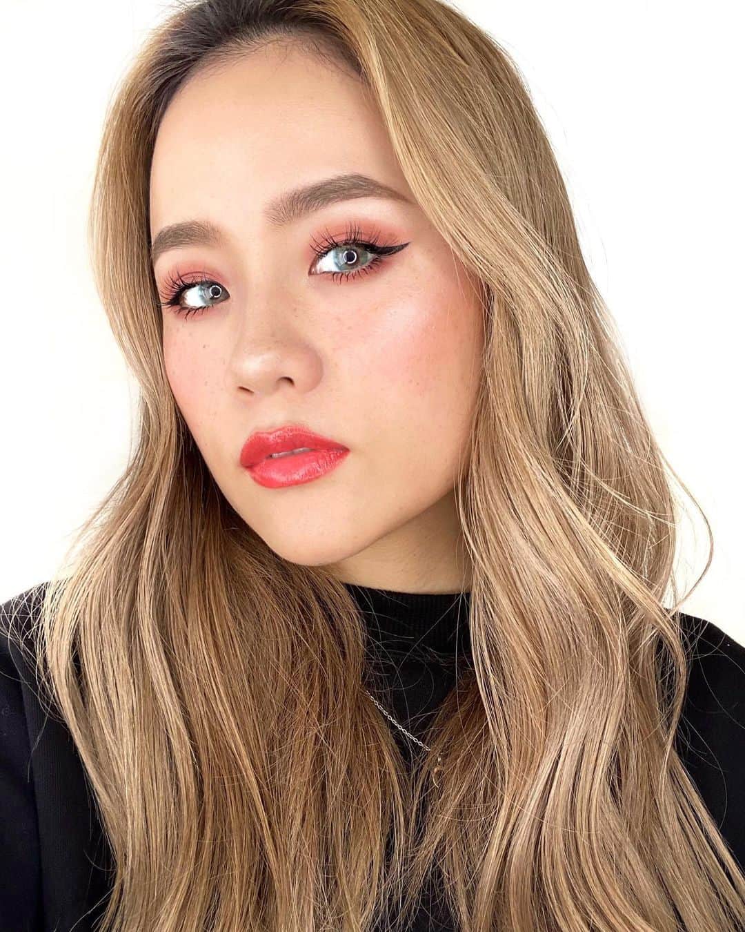 M∙A∙C Cosmetics Japanのインスタグラム：「時にフレッシュに、時にドラマティックに、多彩な表情を演出するエクストラ ディメンション ブラッシュ🌸きりっと美しいキャットアイは、withマスクの今こそ積極的に取り入れて✨  ㅤ 【使用製品】 ＊EYES ☑エクストラ ディメンション ブラッシュ：アンダー マイ プラム ☑スモール アイシャドウ：ルール ☑エクステンディッド プレイ ギガブラック ラッシュ ☑︎ブラシストローク ライナー／ブラシブラック ＊LIPS ☑リップスティック／ブルーム ボックス ☑︎グロー プレイ リップ バーム／フローラル コーラル ＊FACE ☑エクストラ ディメンション ブラッシュ：アンダー マイ プラム  ㅤ 【SPECIAL PRESENT】 公式オンライン限定でアイシャドウ製品*を1点お買いあげごとに、ストロボクリーム サンプル（6mL）をプレゼント🎁 ※なくなり次第終了 ㅤ さらに、全国のM·A·Cカウンターでアイシャドウ製品*を1点お買いあげごとに、ミニデラックスサンプルのいずれか1点をプレゼント✨ ■M·A·C プレップ プライム フィックス＋ ■クレンズ オフ オイル ■ストロボクリーム ㅤ *対象製品 ☑︎スモールアイシャドウ ☑︎パウダー キス アイシャドウ ☑︎ダズルシャドウ エクストリーム ☑︎ダズルシャドウ ☑︎ダズルシャドウ リキッド ☑︎エクストラディメンション アイシャドウ ☑︎ M·A·C ミネラライズ アイシャドウ ☑︎スモール アイシャドウ×9 ☑︎アートライブラリー ☑︎スモール アイシャドウ X 4: アイ(EYE) ラブズ メイクアップ ☑︎限定コレクション アイシャドウ製品 ☑︎プロ パレット  ㅤ MODEL: YUI TANAKA @mac_hankyu.umeda  ㅤ #MACBLACKCHERRY #MACブラックチェリー #MACEyes #MACEyeshadow」