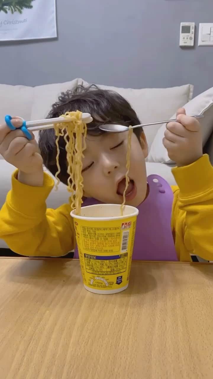 ウンチェのインスタグラム：「엄마가 라면 먹을 때 숟가락에 올려먹는다고 따라하기는 🍜 #라면 #먹방 #먹스타그램 #아들스타그램 #육아스타그램」