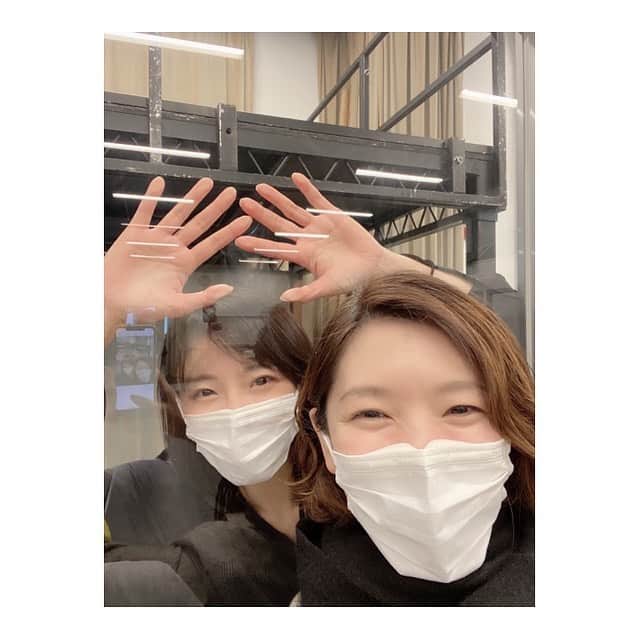 瀬奈じゅんさんのインスタグラム写真 - (瀬奈じゅんInstagram)「﻿ ﻿ 私の大切な大切な同期であり同志の、ようちゃん！！﻿ ﻿ やっぱりようちゃんとの会話は気負わず楽にいられるな……。﻿ １６歳からの付き合いだもんね……そりゃそうか。﻿ ﻿ 昨日は稽古場で、ようちゃんと初めて闇を広げちゃいましたよ。﻿ ﻿ なんか自分達で言うのも何ですが…﻿ ﻿ 気持ち悪いくらい﻿ 気持ち良いくらい﻿ ﻿ 息ピッタリ！！﻿ ﻿ と、２人で自画自賛笑。﻿ ﻿ ﻿ #エリザベートガラコンサート　﻿ #ルドルフ　﻿ #大空ゆうひ さん﻿ #子犬のようなかわいい瞳　﻿ #同期生の絆　﻿ #ずーっと一緒にいた　﻿ #音楽学校時代　﻿ #自主稽古せずにね笑　﻿ #瀬奈じゅん」3月7日 19時04分 - junsena_official