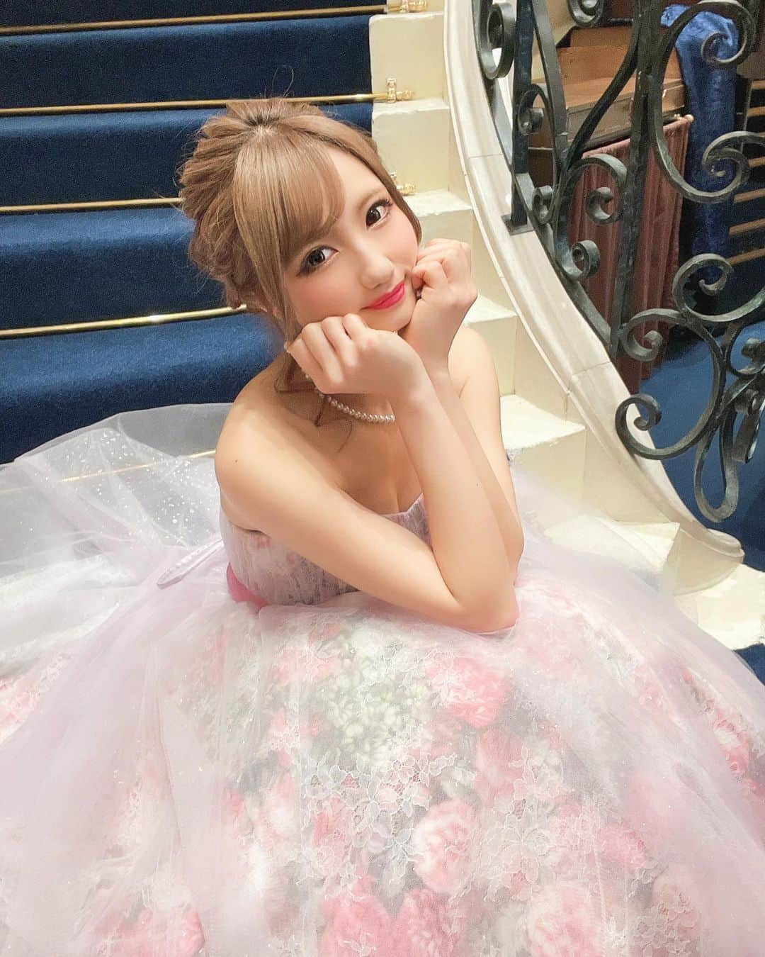 まゆぴちゅーさんのインスタグラム写真 - (まゆぴちゅーInstagram)「〜マツエクデザイン詳細👀💓💋と、﻿ カラードレス全体photo👗🤍∗︎*ﾟ〜﻿ ﻿ マツエクは﻿ @aries_ebisu のyuiさんだよー🙈♡﻿ ﻿ 今回もボリュームラッシュで上下🦋💓﻿ ﻿ ✔詳細👇﻿ ﻿ ◎上﻿ ボリュームラッシュ500本﻿ SC10.11mm→C11mm→J12mm﻿ 太さ:0.07mm﻿ ﻿ ◎下﻿ ボリュームラッシュ40本﻿ J7.J8mm(混ぜてもらった感じ)﻿ 太さ:0.12mm﻿ ﻿ ﻿ ほんっと盛れる🙈🌼💗💗💗﻿ 施術も早くてお気に入りサロンです🥺✨﻿ ﻿ ﻿ ﻿ そしてやはりカラードレス、可愛くて﻿ 全貌見せたくて、可愛い披露宴会場の﻿ 螺旋階段で撮ったところと、﻿ ﻿ 一緒に撮影行ったしほ @cham_pipi ﻿ とのお写真upしちゃう🥰🥰✩﻿ ﻿ しほのドレスもラプンツェルドレスかわいいよね🙈﻿ ﻿ 2人とも @princessgarden_yokohama さんの🎀﻿ ﻿ ﻿ ﻿ #マツエク #マツエクデザイン #ボリュームラッシュ #カサデアンジェラ馬車道 #カサデアンジェラ﻿ #セントラファエロチャペル横浜結婚式カメラマン #結婚写真 #結婚式﻿ #花嫁準備 #結婚準備 #ウェディング#ロケーションフォト﻿ #フォトウェディング #ウェディングフォト #前撮り横浜 #前撮り﻿ #プレ花嫁 #卒花嫁 #2021春婚#ウェディングドレス #関東花嫁﻿ #プリンセスガーデンヨコハマ #cestlamagie #セラマジィ﻿ #日本中のプレ花嫁さんと繋がりたい﻿ #撮影モデル #撮影会 #カラードレス #ドレス探し﻿」3月7日 19時02分 - mayu_03pichu