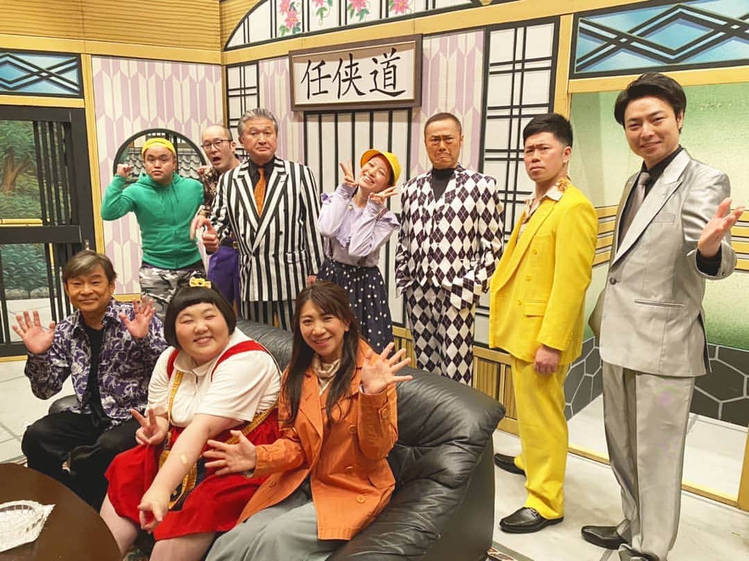 服部ひで子のインスタグラム：「⭐祇園花月⭐ 酒井藍 座長週、  ２日間ありがとうございました(*- -)(*_ _)ﾍﾟｺﾘ🌷✨  内場兄さん&辻本兄さんの 超絶可愛いお写真が、  吉本新喜劇公式インスタに @yoshimotoshinkigeki あがっております🐶🐰！  こんな可愛らしいお姿は、藍姉さん週でしか見られないかも…😍💡🌷  #吉本新喜劇  #祇園花月」