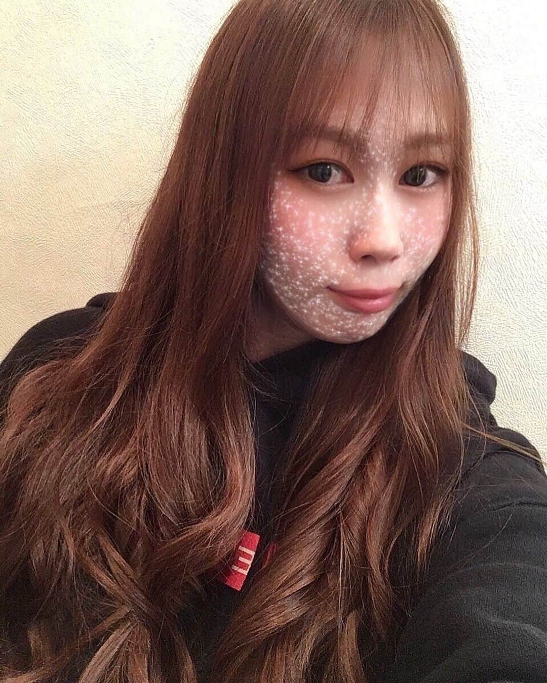 三田寺円のインスタグラム：「・ ・ 髪色がとってもいい感じに😌✨ コートは肩こりするし移動手段は車が多いから基本はパーカーのみ👗♡ このEMODAのパーカーは裏起毛で暖かいから重宝している🤤❣️」