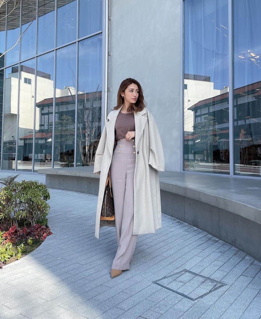 MIWAのインスタグラム：「today🤍 ㅤㅤㅤㅤㅤㅤㅤㅤㅤㅤㅤㅤㅤ ㅤㅤㅤㅤㅤㅤㅤㅤㅤㅤㅤㅤㅤ 親の結婚記念日💐が3/8で サプライズで帰ってきたんだけど 短い時間だったけど喜んでくれた🥲♡ 次帰ったら焼肉行って酒飲む🍶笑 という約束をお父さんとしてきたの✌🏽👨🏻 ㅤㅤㅤㅤㅤㅤㅤㅤㅤㅤㅤㅤㅤㅤㅤㅤㅤㅤㅤㅤㅤㅤㅤㅤㅤ 犬の散歩したけど毎回思うのが 栃木の空気はすごく綺麗🌿 この歳になって毎回帰ると家族と過ごす 時間と親の有り難みが大切って思える💌  ㅤㅤㅤㅤㅤㅤㅤㅤㅤㅤㅤㅤㅤ あと、このコーデに関してパンツの 質問がありがたいことに沢山きてて とーっても嬉しかった😢♥️ また日にち改めてお伝えします！ 早くみんなに報告したいな~💭♪♪ ㅤㅤㅤㅤㅤㅤㅤㅤㅤㅤㅤㅤㅤ ㅤㅤㅤㅤㅤㅤㅤㅤㅤㅤㅤㅤㅤ #栃木 #fashion #地元 #ワイドパンツ #ベージュコーデ  ㅤㅤㅤㅤㅤㅤㅤㅤㅤㅤㅤ」