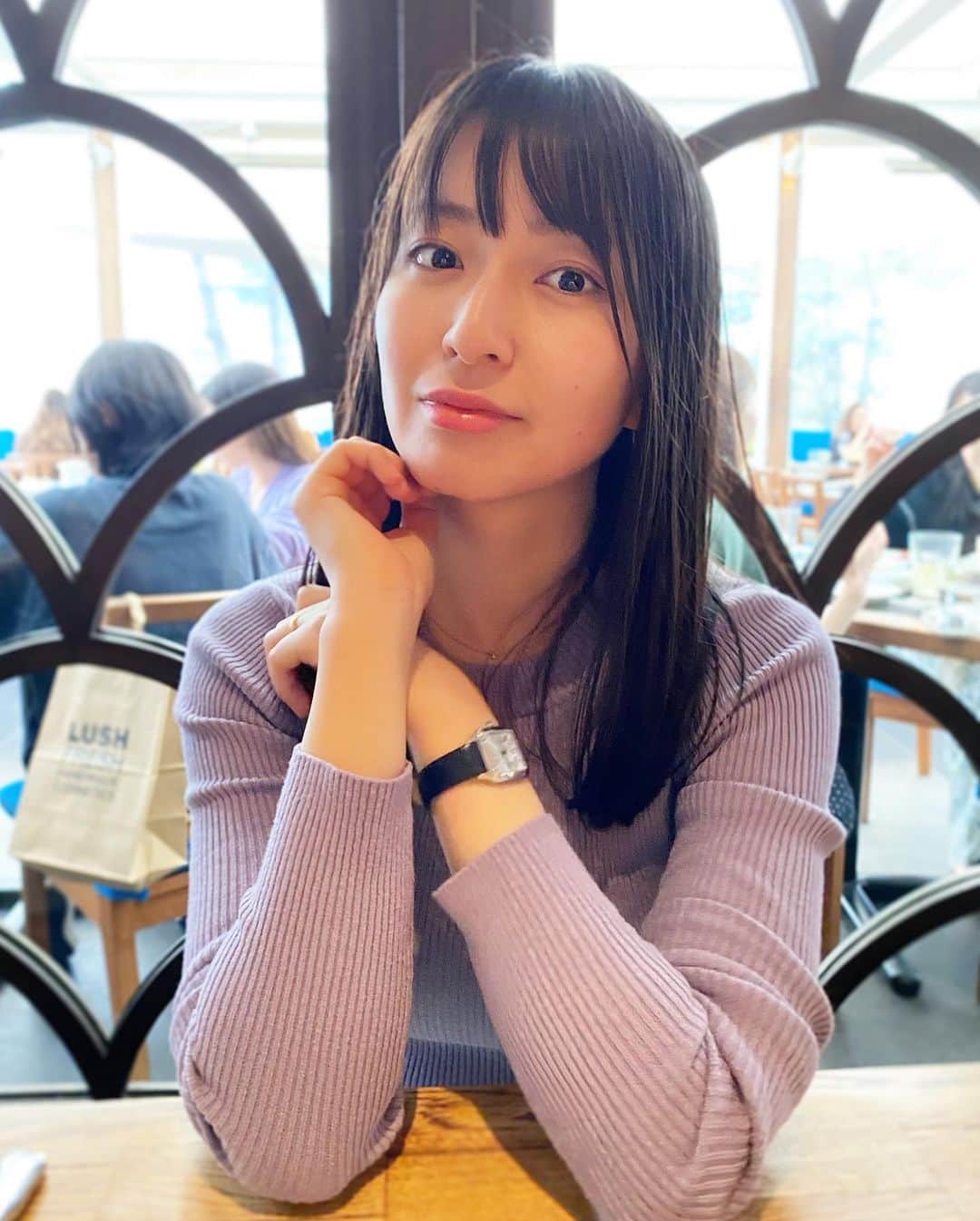岩間恵のインスタグラム：「表参道ランチ！ 肉と魚で迷ったんだけど魚にしたよ🐟 肉派か魚派、みんなはどっち？🤤  ランチの前に、乾燥しまくり髪の毛に トリートメントをしてもらいました🌿 @asahi.akamee   オリジナルのトリートメントらしく 今まで触ったことのない髪質になったよ...😳 絶対リピートする！！ 髪質に悩んでる方にもおすすめです！  #アカトリ#超音波トリートメント#超音波トリートメントアカミー#超音波アイロン#トリートメント#髪質改善#AKAMEE」