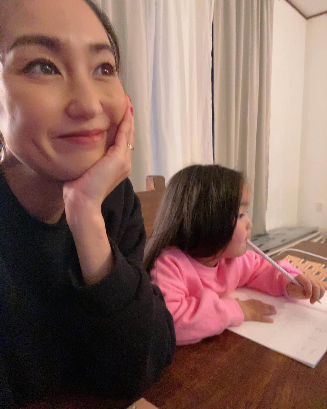 堀舞紀のインスタグラム：「✏️💻 . . . 先日初めて "オンライン硬筆" の授業を体験しました🌸 . . 5歳〜体験可能だったので 最近文字にとっても興味を持っている cannyO にいいな💕と思って。 . . 今は オンライン💻で自宅でレッスンを 受けられちゃう時代なのね😳 便利でオッタマゲ！！！ . このクラスを受けていると 段位の取得もできてしまうんだって😳 オンラインで？！ ってアナログな私は驚く事ばかり… . 授業も同じ年代の子供👧🏽さんと一緒のグループレッスンだし、 ゆっくりと個人のペースに合わせて進めてくれるし、分かりやすくひらがなの書き方を教えてくれました💕 親の私が勉強になっちゃった🤭 . あと、 何より先生がべっぴん、 声も可愛くて優しくて😭 最高です！！ . 落ち着きのない娘が やる気満々ですんごい楽しそうに授業受けてて😂面白かった。奇跡。 . 本人もドヤ顔で勉強してやったぜ！！ 風を吹かせてきました🙄 . 毎週の送迎もなくてすむし！！ 時代に合ったレッスン💕です。 . . 字が綺麗な人ってカッコイイよね〜 . @online.kohitsu.lets_o  @online.kohitsu.lets_o  @online.kohitsu.lets_o  .  #AD #オンライン硬筆のレッツオー #オンライン硬筆 #家トレ #オンラインレッスン #おうち時間 #硬筆 #習い事デビュー ＝＝＝＝＝＝＝＝＝＝＝＝  　　　https://online-kohitsu.sub.jp/ 　　 ＝＝＝＝＝＝＝＝＝＝＝＝」