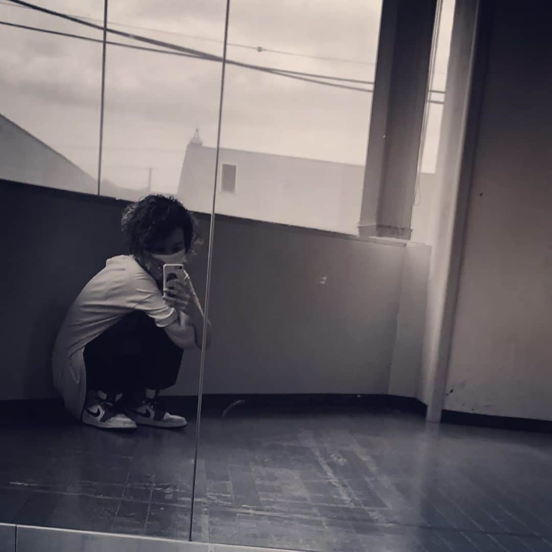 島袋寛子さんのインスタグラム写真 - (島袋寛子Instagram)「– くるくるくるくるくるくるぱーま♪  #いつもとちがう自分に #なりたいよね〜 #私が小さいころ母がしていた髪型 #😍」3月7日 19時44分 - hiroko.shimabukuro