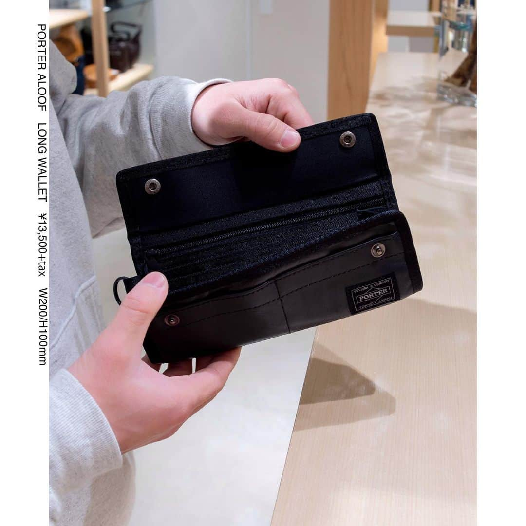 PORTER STANDさんのインスタグラム写真 - (PORTER STANDInstagram)「﻿ PORTER ALOOF﻿ ﻿ LONG WALLET﻿ No.023-01083﻿ ¥13,500+tax﻿ W200/H100mm﻿ ﻿ 軽く手触りの良いカーフを贅沢に使ったカジュアルなレザーシリーズ。﻿ 使用しているカーフは、皮下脂肪が少なく吟面が詰まっているため、コシのある革に仕上がっています。﻿ ﻿ ロングウォレットは、内装に多くのカード段や仕切りポケットを設け、カード類が整理しやすい作りです。付属の二重リング部にお手持ちのカラビナを取り付け、バッグやベルトループに取り付けが可能です。﻿ ﻿ こちらの商品は吉田カバンオフィシャルオンラインストアでも好評発売中です。﻿ ﻿ ※各店の営業時間は下記をご確認ください。﻿ PORTER STAND SHINAGAWA STATION﻿ 8:00〜22:00（土日祝21:00）﻿ PORTER STAND TOKYO STATION﻿ 8:00〜21:00﻿ PORTER STAND KYOTO﻿ 10:00〜18:30﻿ ﻿ #yoshidakaban #porter #luggagelabel #madeinjapan #japan #porterstand #shinagawa #tokyo #kyoto #aloof #leather #longwallet #black #吉田カバン#ポーター #ポータースタンド #品川 #東京 #京都 #駅ナカ #産寧坂 #アルーフ #ロングウォレット #レザー#ブラック」3月7日 19時56分 - porter_stand