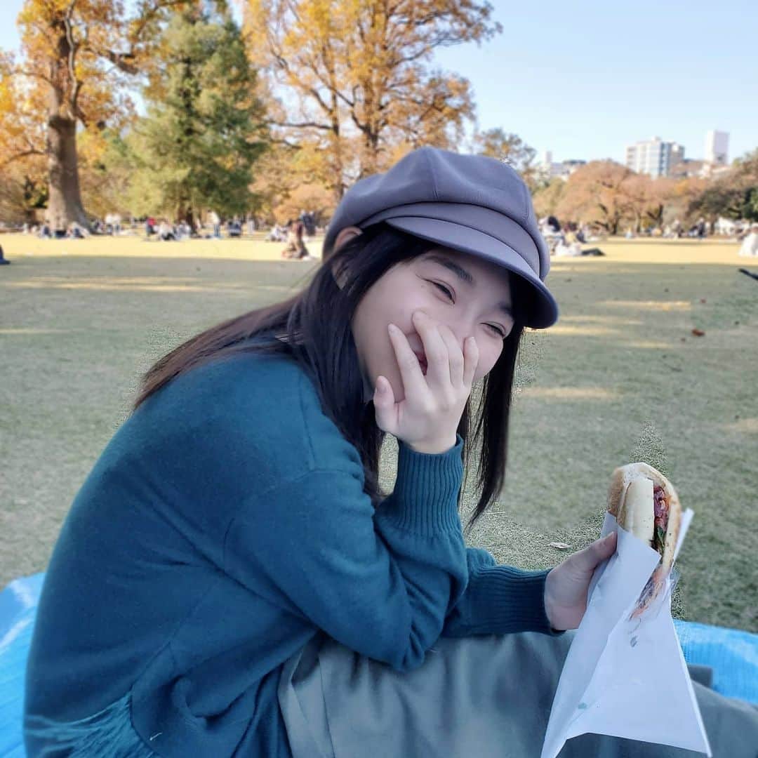 のインスタグラム：「何もしないをした日🤍  今やりたい事､ ・お花見 ・イチゴ狩り ・山菜狩り ・山登り ・ピクニック ・キャンプ  出来る日が楽しみだなぁ🤍  (代々木のプルクルっていうパン屋さんのサンドイッチ､ 美味しかったのにさっき調べたら閉店してた😢)」