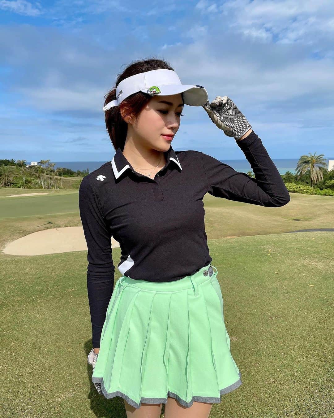 ISHIIYUKIKOさんのインスタグラム写真 - (ISHIIYUKIKOInstagram)「オールデサントコーデ🤗 珍しくグリーンをチョイスしてみた♡ @descentegolf   スカートは台形型よりプリーツとかヒラヒラ系が好きでやんす♡ スイングする時にヒラヒラ動くの可愛い💕  #ゴルフ #ゴルフ女子 #golf #golfgirls  #골프 #골프스타그램  #高尔夫 #golfswing #デサント #デサントゴルフ #韓国スタイル #韓国スタイル #韓国スタイル風」3月7日 20時02分 - ishii_yukiko