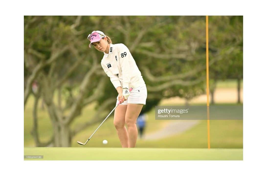 上田桃子のインスタグラム：「2021年、 また2年ぶりに琉球ゴルフクラブで開幕を迎える事が出来、ダイキンさんのお陰で有観客の中久しぶりにプレーが出来て本当に嬉しいスタートとなりました！  久しぶりの沖縄に、こんなにあったかかったかな？とビックリするほど気温差を感じつつ🌞今年も高麗グリーンが活き活きしておりました😆  15回くらい出場してるハズ？なんですが多分1回も3パットしなかった年は初めてかな☺️🎵  そして今年はビックリするほど鼻息荒げずに開幕を迎える事が出来たこともオフに沢山考えたりトレーニングでもトレーナーさんと色々と試行錯誤してこれたからなのかな？と思います。 まぁ、とはいえ後輩のさくちゃんに魅せられましたょ😆😆😆🏆  待ってる間…なんだか、プレーオフにはならずに勝つ気がしてました。 本当に勝つから凄いです🙌🙌🙌  サクちゃん、おめでとう🏆🏆🏆  シーズン長いです。  まだスタートしたばかり。  また課題と向き合ってしっかりと来週に備えたいと思います。  応援ありがとうございました🙇‍♀️🙇‍♀️  久しぶりのギャラリーに 本当緊張感をもらえてめちゃくちゃ楽しめました🤩  #2021 #ダイキンオーキッドレディース #開幕 #1試合目」
