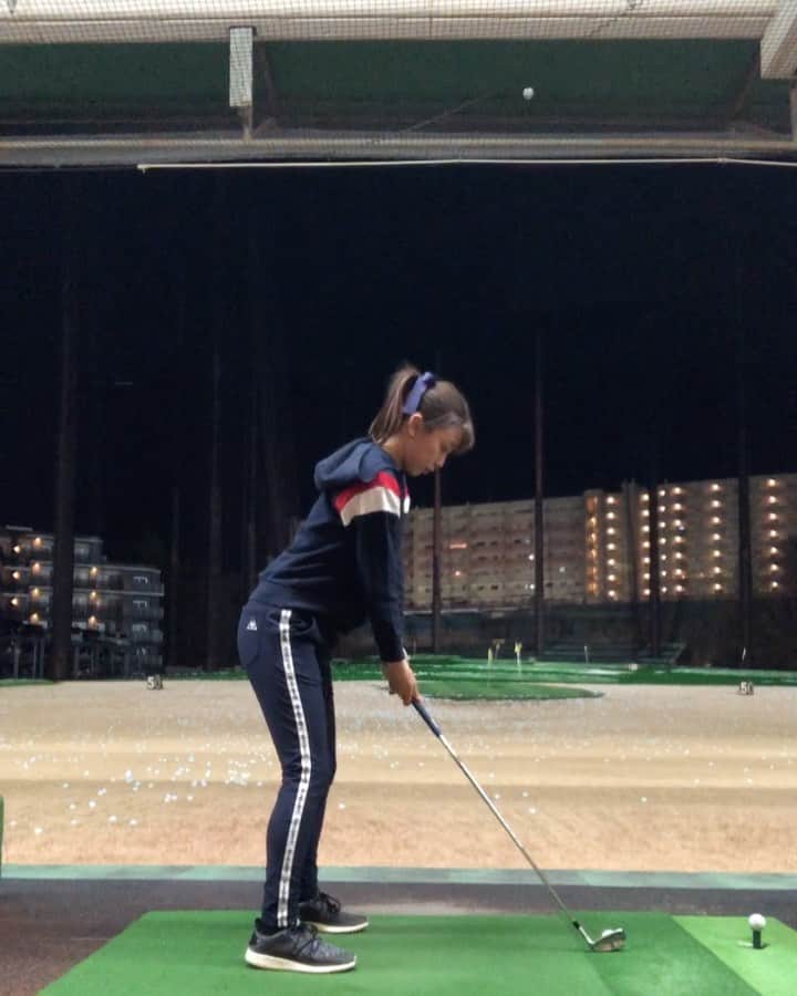 のインスタグラム：「お練習⛳️ 今日は寒かったね🥺 最近暖かかったからすっごく寒く感じるねえ  #練習#打ちっぱなし#打ちっ放し#スイング動画#ゴルフスイング#アイアン#ゴルフ#ゴルフ女子#ゴルフ男子#ゴルフコーデ#ゴルフウェア#スポーツ#スポーツ女子#golf#golfgirl#instagolf#golffashion#golfswing#golfstagram#골프#高尔夫」