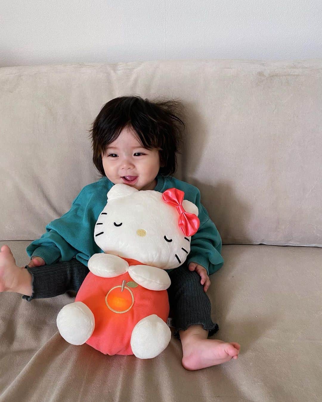 のインスタグラム：「✳︎ 世代を超え愛され続ける 令和ベビーもハローキティ🎀 娘も大喜びでずっと離さず🤍  この「おやすみハローキティ」 お腹のリンゴはほんのりライトアップし 上下穏やかに動きメロディや子宮音、 呼吸・心音など約30分間流れてくれるよ🎵 音量やおなかの動き、ライトはオンオフ調整可能で 自分なりのカスタマイズができそう 肌触りも良いし、洗えるのも嬉しい✨  置いておくとリラックスするのか 気づけば抱っこしながら寝てたり 見てるともう可愛くて可愛いくて☺️  また可愛いお友達ができたね♡  手・目・耳の刺激、心の安定にもなりそう💕 気に入ったみたいでよかった🥰  #フィッシャープライス  #サンリオベビー #おやすみハローキティ #PR」