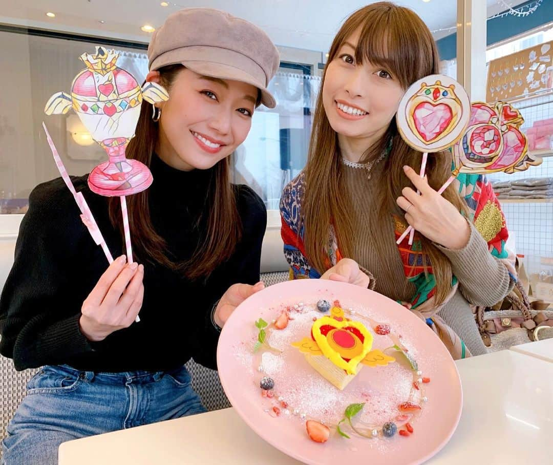 喜多よしかさんのインスタグラム写真 - (喜多よしかInstagram)「コーチャンフォー新川店の 期間限定【セーラームーンカフェ】 に行ってきました🥺💘🐈‍⬛🌙  先日YouTubeで セーラームーングッズを 爆買いした動画をアップしたら  セーラームーン大好き民の ほしゆか先輩 @hoshiyuka1029 から お誘いしていただき お供させていただいたのです🥺✨ ハピネス… 好きなものは好きと声に出す大切さ…🥺  GA！ 先輩のセーラームーン愛がガチ勢過ぎて😂❤️ 撮影用のグッズ沢山持参して下さってて 本当にセーラームーンが好きなんだなぁ〜！と めちゃくちゃ愛おしくて 可愛かったです🥺💘❤️  手作りのiPhoneケースの クオリティも半端なくて流石でした😂💘💘💘  一方私は特に何も持参せず 男らしく（何も考えずとも言う） 身一つで乗り込み  どのキャラクターを どのタイミングで好きになったかなど  聞かれてもいないのに一方的に話すと言う 恐ろしくはた迷惑なヲタク言動を披露してしまい  先輩がびっくりしてなかったか心配です。笑 ごめんなさい。笑  優しく聞いて下さってありがとうございました🥺😭笑  ディズニーとか漫画とかセーラームーンとか 好きなもの、可愛いものを前にすると アドレナリンとドーパミンが大放出して 脳内パーティが開かれる癖、 今年は気をつけようと思います🥺🙏🏻笑  メニューも店内もほしゆかさんもセーラー戦士達も可愛くて大満足であった…☺️🌙💕 店内の雰囲気はリールでも上げます🙌🏻🐈‍⬛  撮影とお食事の時のみマスクを外しています😷  #喜多よしか#札幌モデル#セーラームーンカフェ#sailormoon#セーラームーン#コーチャンフォー#アニメ#cafe#女子会#ヲタク会#この長文がまたヲタクぽい #モデル #モデル撮影 #撮影モデル #モデル女子 ⠀ #ファッションモデル #ヲタク女子#コーチャンフォー#コーチャンフォー新川通り店」3月7日 20時16分 - yoshika_1002_official