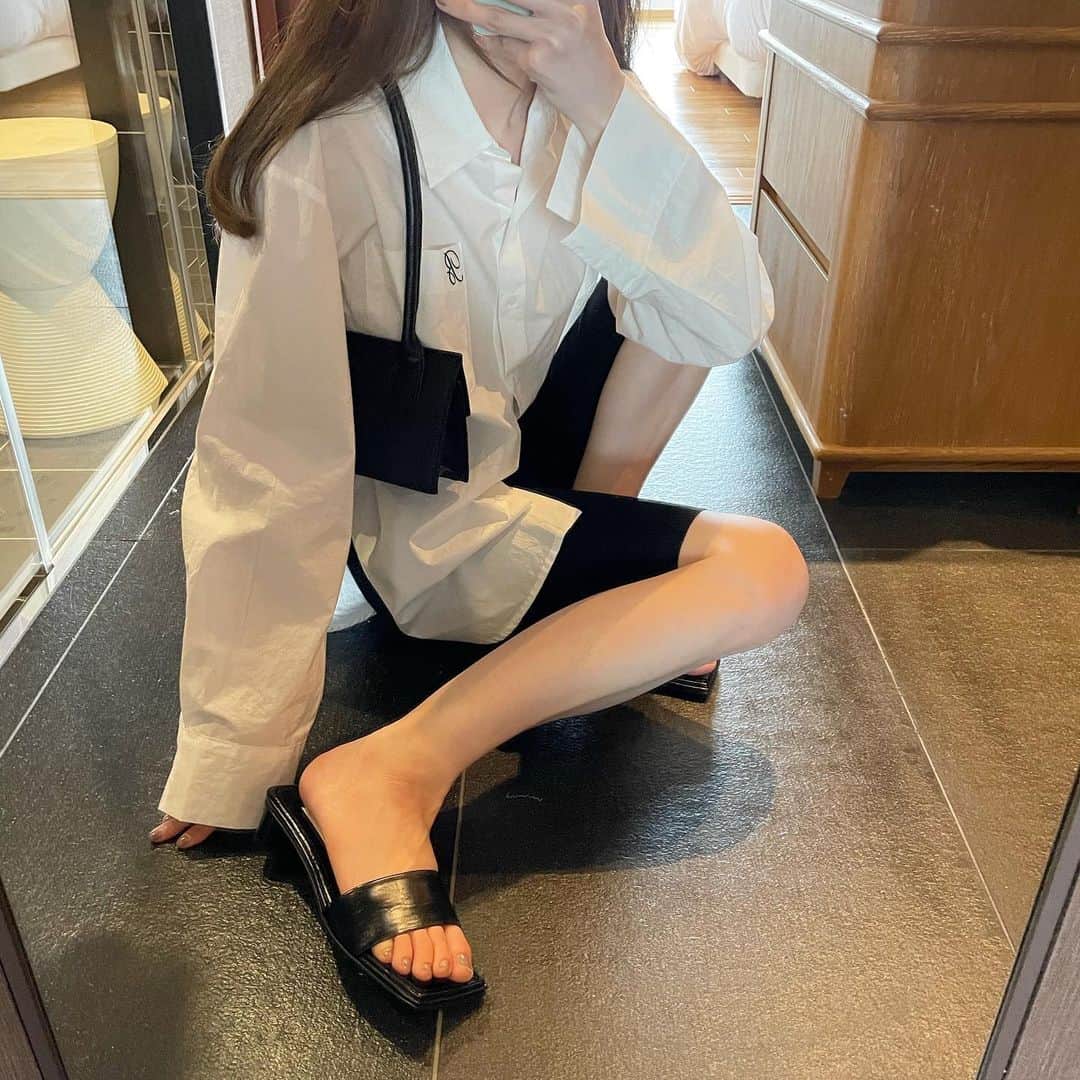 i am aiのインスタグラム：「この春のbasic style🕶👜 ㅤㅤㅤㅤㅤㅤㅤㅤㅤㅤㅤㅤㅤ シャツにバイカーパンツ。 ほんまにかわいい めちゃすきな感じです🤍 シャツにデニム シャツにスウェットパンツ スラックス、、ジャケット羽織ったりと したいコーデがたくさん👖 ㅤㅤㅤㅤㅤㅤㅤㅤㅤㅤㅤㅤㅤ ponponの春これまたかわいいので 楽しみにしていてくださいね〜 少しづつ写真整理しながらアップしてゆきます🌼 ㅤㅤㅤㅤㅤㅤㅤㅤㅤㅤㅤㅤㅤ」