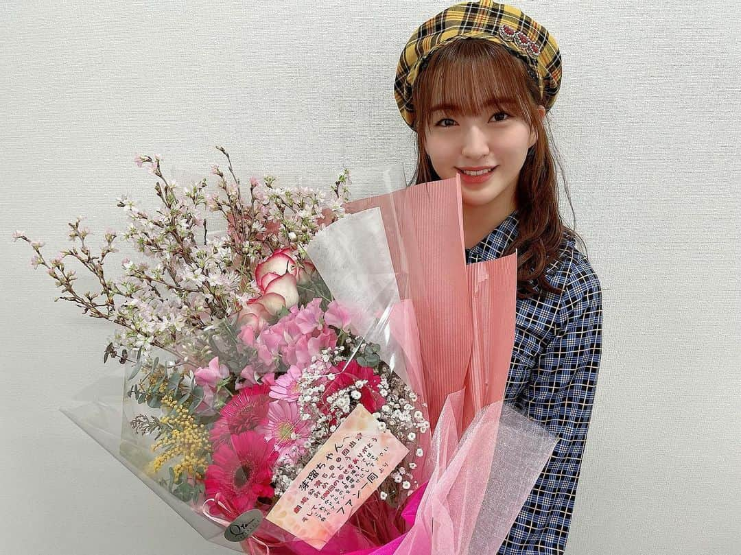 田島芽瑠さんのインスタグラム写真 - (田島芽瑠Instagram)「劇場公演500回記念💐 皆さんお祝いのお花をありがとうございます！  とってもいい香り〜。桜の花束は初めてで驚き🌸 素敵すぎる！電車で視線を感じながら帰りました😂  お花って幸せな気持ちになれる〜！ 贈り物で一番好き🌸 素敵なプレゼントをありがとうございました🥰」3月7日 20時32分 - meru_chan_official