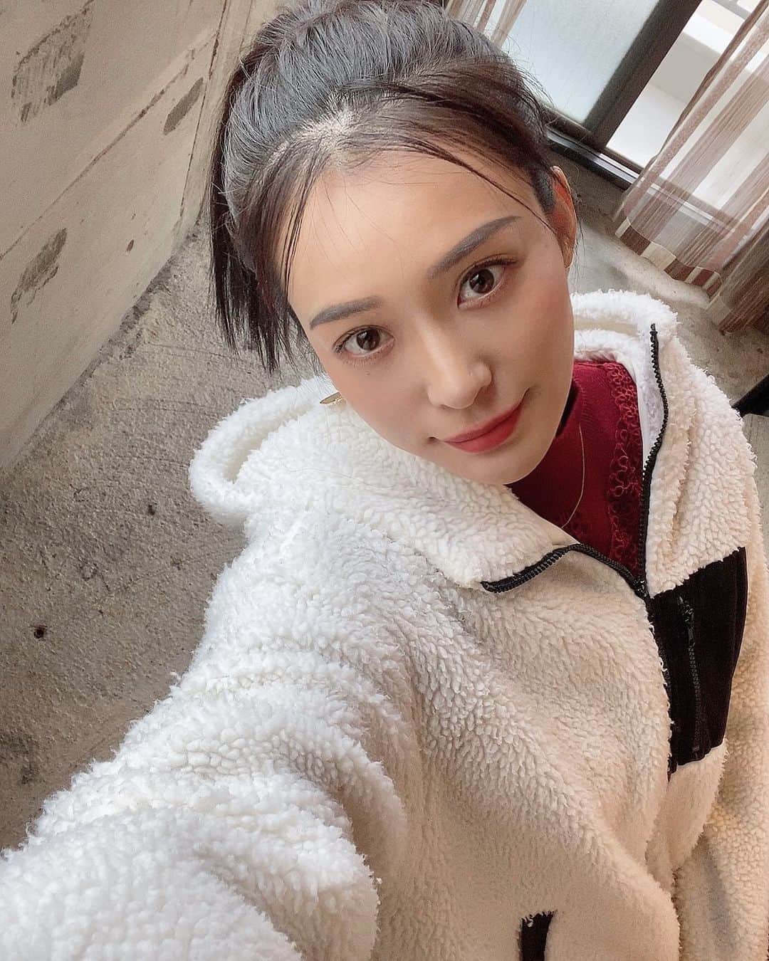 のインスタグラム：「今日は対面イベントでした！ 来てくださった皆様本当にありがとうございました☺️ マスク着用のお願いと、パーティションの使用と窓が三面あるスタジオなので今回も三面開けて開催しました！ 寒かった😂 いつも有意義な時間をありがとうございます！ 月に一度開催しているので、来月もまたお会いできるのを楽しみにしています☺️ ありがとうございました💐」