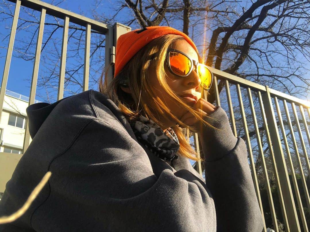 佐野千晃のインスタグラム：「夕焼けが綺麗にサングラスに反射🕶﻿ ﻿ ランスマ倶楽部「勝負の三週間」放送されましたが、、、皆さん見ましたか？﻿ ﻿ 見てくれましたか？ん？←しつこい﻿ ﻿ 今回わたしは腸頸靭帯炎でサブ3への挑戦は終わってしまいました。﻿ ﻿ ロケ日も収録日も今よりももっと前ですが、きっと今も全回復はしておりません。﻿ ﻿ なのでしっかり休んで、今月はjogのみにしております。﻿ ﻿ 怪我も実力の内。﻿ ﻿ 皆さんも怪我に気を付けて楽しいランニングライフを送りましょう🥺﻿ ﻿ ちなみに諦めてません。だからこそ休みます。﻿ ﻿ #run #running #marathon #フルマラソン #マラソン #マラソン女子 #人生自由自在 #走る女子 #ファッション #ウェア #楽しく走る #ランニング #ジョギング #サブ3 #ランスマ #ランスマ倶楽部 #怪我」