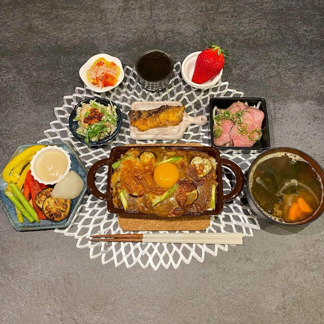 姫野れみさんのインスタグラム写真 - (姫野れみInstagram)「#石毛家の食卓 👨🏿‍🍳 新しく買い替えたダイニングテーブル♩ 理想通りのものに出会えて即決でした😌 お料理もより鮮やかに見えるので気に入っています♡  🍳#茄子とアスパラのカレードリア 🥒#バーニャカウダ (カブ/茄子/パプリカ/アスパラ) 🥓#ローストビーフ 🐟#鱈の香草焼き 🥗#竹輪と水菜の豆腐サラダ 🫑#ツナとパプリカのマリネ 🍲#わかめと玉ねぎと人参の味噌汁 🌊#もずく酢 🍓#あまおう  #サッカー選手のごはん #アスリートフードマイスター #アスリート飯 #料理 #和食 #夕食 #夕飯 #夜ご飯 #晩ごはん #夜ご飯 #夜ごはん #和食ごはん #手作り料理 #手作りごはん #おうちごはん #レシピ #dinner #food #cooking」3月7日 20時33分 - remi___08