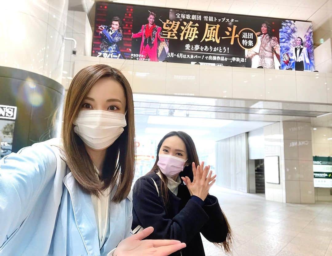 瀬戸早妃のインスタグラム：「のぞ様の横断幕(だからちがう)にて。  写真と動画をみていたら、 なんだか急に寂しくなってきました…❄😢💚  はやく会いたいなぁぁぁぁぁ✨  #雪組 #宝塚 #望海風斗 さま #のぞさま #のぞ様 #takarazuka  #阪急メンズ館 #有楽町 #向かいの横断幕にはキムタク」