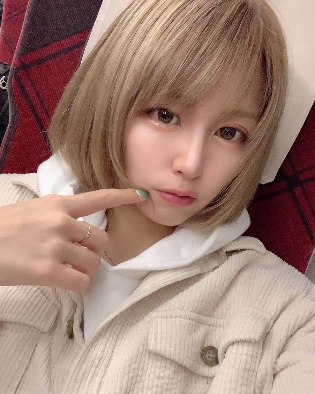 篠崎ゆうきのインスタグラム：「★  東北新幹線にて🚅  花粉やば過ぎて お化粧出来ない件について。笑笑 毎日すっぴんで配信してすみません😳笑  #今年花粉飛びすぎ #花粉症 #そろそろ髪の毛染めたい #金髪が落ち着く #ショートカット女子 #新幹線 #去年の写真ですみません  #篠崎ゆうき」