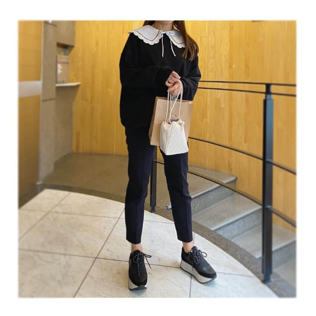 t.krmeのインスタグラム：「Black&White コーデ… このスニーカー、厚底なのに歩きやすくて好き❤︎  Tops: #yori #norc Sneakers: #elendeek  Bag: #bottegaveneta  #fashion #cordinate #casualstyle #elendeek_snap #yori_japan #mom #ヨリ#ボッテガヴェネタ #エレンディーク #ママコーデ #モノトーンコーデ」