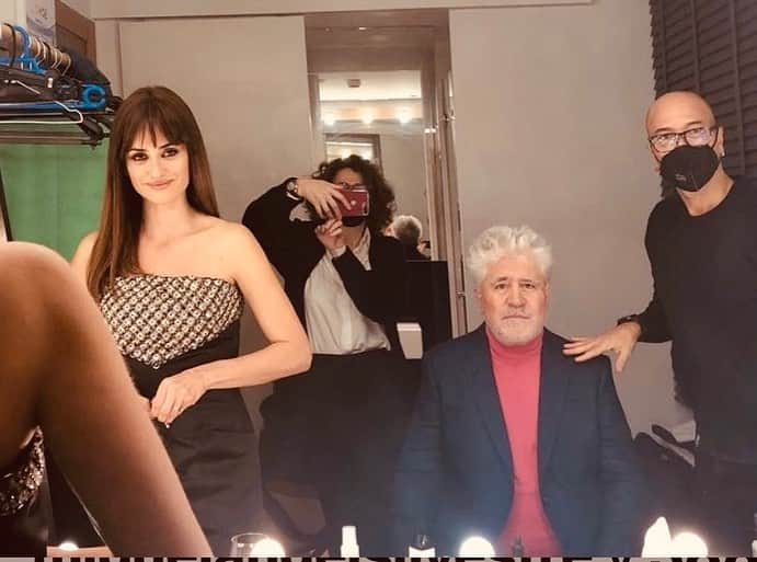 ペネロペ・クルスさんのインスタグラム写真 - (ペネロペ・クルスInstagram)「De los ensayos de #madresparalelas con mi querido #pedroalmodovar directos al escenario de #losgoya. Felicidades a todos los nominad@s y ganador@s. Y felicidades Antonio!! Se de primera mano el cariño que has puesto en esto y el enorme esfuerzo que ha supuesto y todos te lo agradecemos de corazón. ❤️ Viva el cine y viva el cine Espanol!! @antoniobanderasoficial  @chanelofficial  @eldeseo_  @lolagar22  @lancomeofficial @pabloidbeauty」3月7日 21時02分 - penelopecruzoficial