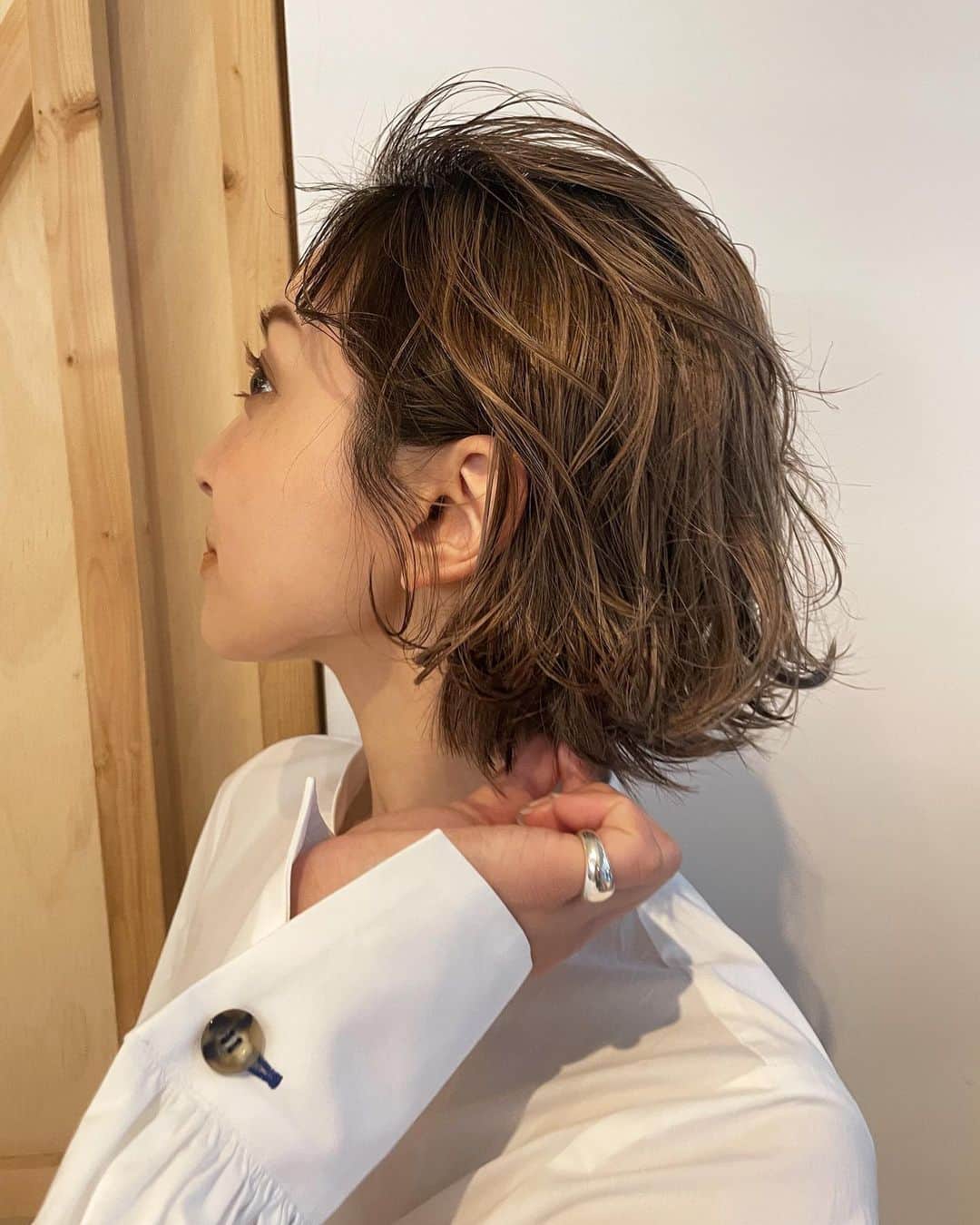 かんだまのインスタグラム：「東京では、美容院と鍼治療をセットで予約しているここ最近✔️  髪の毛は現在丸ボブ。NO全頭ブリーチ、ハイライトローライトの積み重ねで立体感だしてもらってる☺︎担当はきょーちゃん @ky0suke   鍼治療は、もう5回くらい？通ってるけど、明らかにエラがすっきりしたのと、その時の身体の状態に合わせて治療してくれるので、継続して通ってる☺︎行きつけは銀座ハリッチ @ginza_haricchi   以上☺︎」