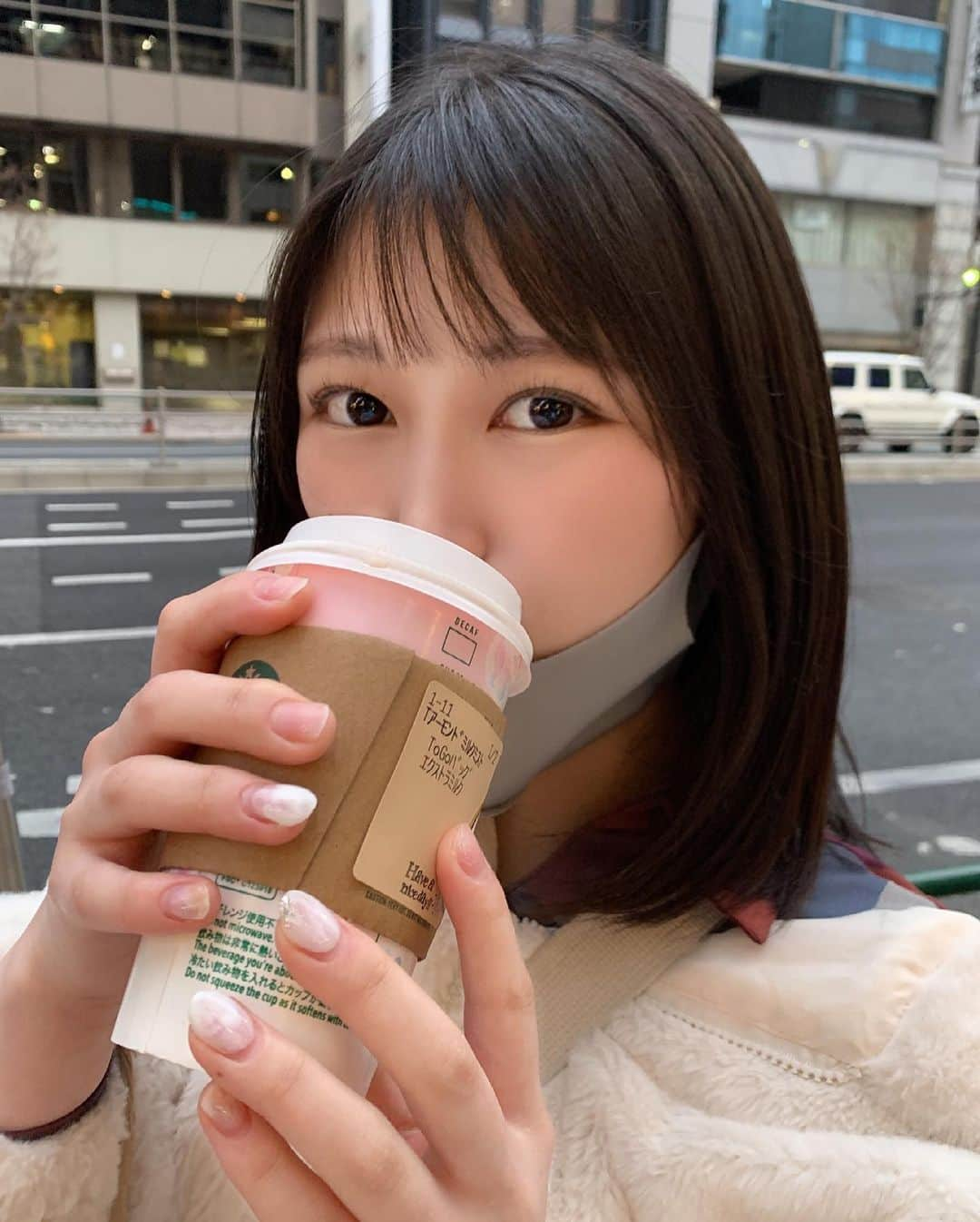 望月ひかりのインスタグラム：「ごくごく🥛  元気ですか？  #スタバ #starbucks #coffee #黒髪 #被写体 #モデル #idol #黒髪ボブ #乃木坂46 #日向坂46 #坂道好きな人と繋がりたい #ナチュラルメイク #fff #f4f #彼女感 #l4l #フォロー返し #girl #ポートレート #instagood #いいね返し #おしゃれさんと繋がりたい #makeup #love #アイドル #instagram #instalike #自撮り #自撮り女子 #写真好きな人と繋がりたい」