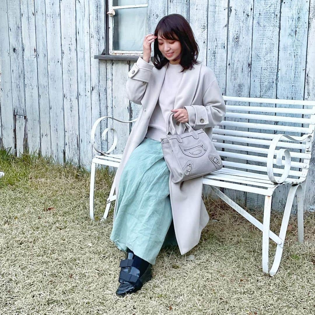 筧沙奈恵さんのインスタグラム写真 - (筧沙奈恵Instagram)「white×gseen ・ 暖かくなったり寒くなったりするけれど、寒い日も春色で気分を上げたい🌸 ・ AKTE @akte_official のリネンライクスカートはウエストゴムの履き心地の良さと、自転車も乗れる足さばきの良さがお気に入りです🤍 ・ coat @myselfabahouse_official  tops @kuih_store  skirt @akte_official  shoes @zara  bag #gusciobasic ・ #ママコーデ　#ママファッション　#30代コーデ　#春コーデ　#スカートコーデ　#リネンスカート　#2児ママ　#春コーデ2021」3月7日 21時21分 - sanaekakei