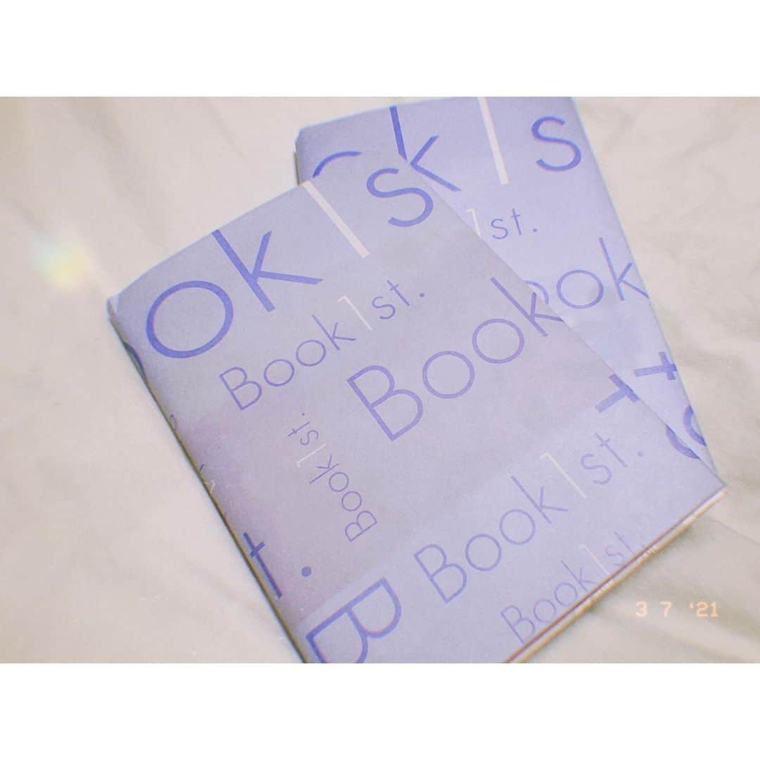 舞子のインスタグラム：「📖🪄 ⋆︎* 今日は久しぶりに本を買いました！＾＾  本当は2月から読んでいたかったけれど、 これだ！というものになかなか出会えず、。😢  皆さんおすすめの本があれば、是非教えて下さい！✨🙏🏻 ⋆︎* そして今日は新しいお洋服もリップも買えて、 何とも幸せな1日でした。🤍  さて、明日は頑張る日！💪🏻 どっこいしょ！頑張るぞ！☺︎ ・ ・ ・ #book #books #bookstagram  #film #filmcamera #filmphotography  #本 #小説 #読書  #📖 #📸 #🌷」