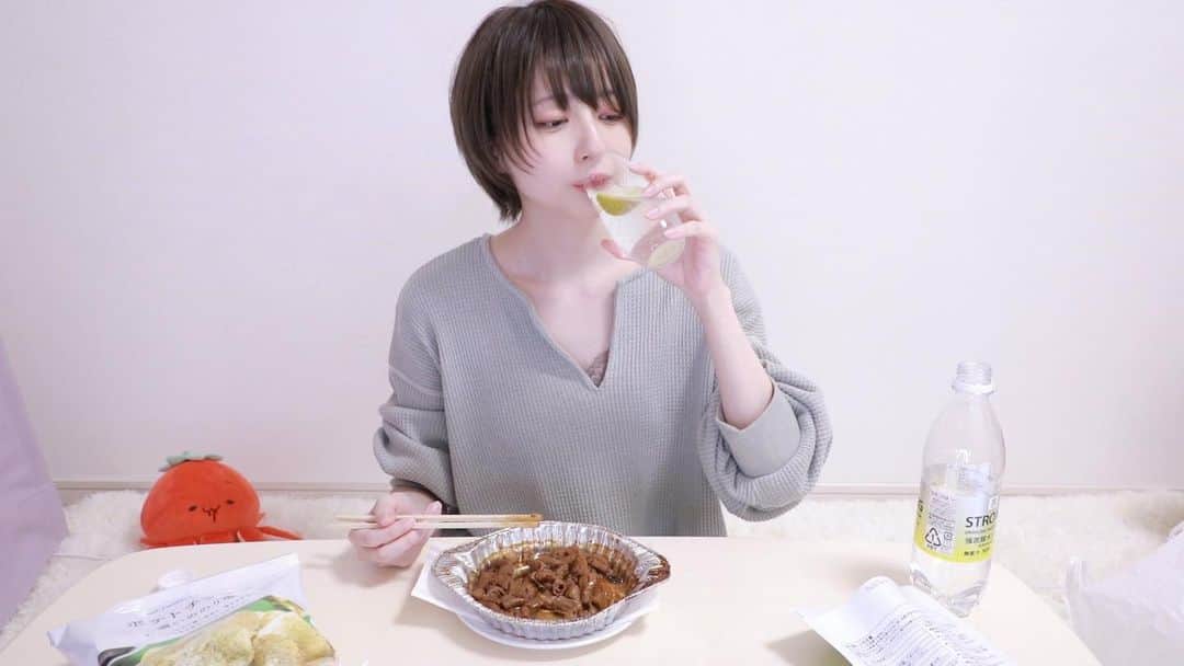 こばしり。さんのインスタグラム写真 - (こばしり。Instagram)「今日の動画のサムネ候補だったやつ🤲🏻  ただ1人で食事してる風景🍲」3月7日 21時32分 - lovetomato_24