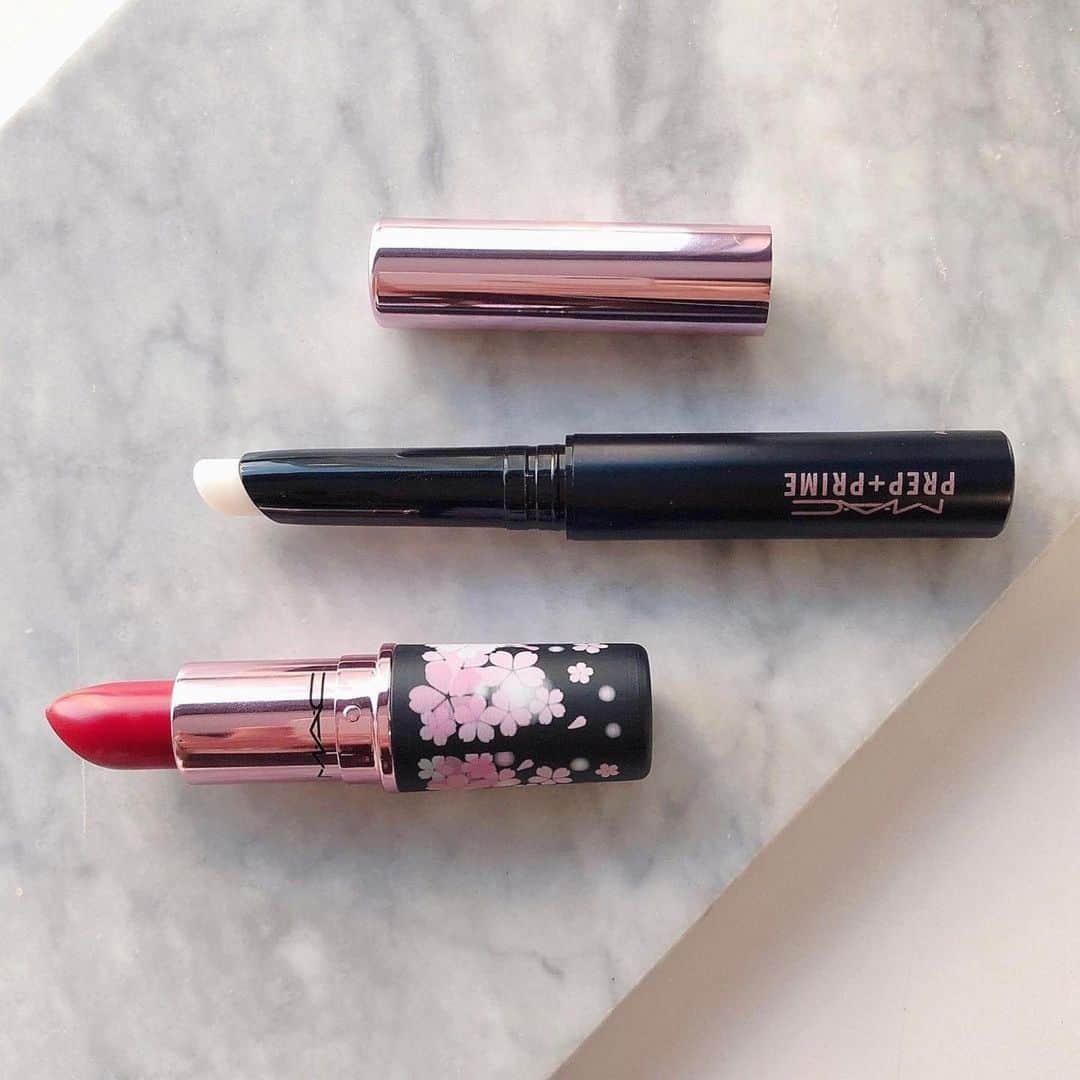 M∙A∙C Cosmetics Japanのインスタグラム：「M·A·Cで人気のリップベースが限定パッケージで登場💄唇の表面を滑らかに整え、桜カラーを綺麗に発色。夜桜をイメージした今だけの限定パッケージはギフトにもおすすめです✨ ㅤ 【掲載製品】 ☑︎M·A·C プレップ プライム リップ ☑︎リップスティック／ドラマラマ ㅤ Regram from @maccosmeticstaiwan  #MACBlackCherry #MACブラックチェリー」
