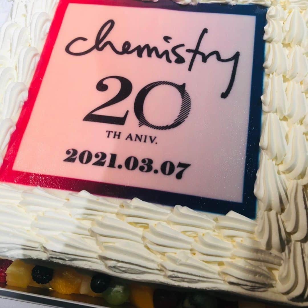 川畑要のインスタグラム：「CHEMISTRY20歳のbirthdayを祝ってくれた皆さん本当にありがとうございました😊  歌人生を歩んで20年、今が一番楽しいと思える人生に感謝しながらまだまだ爆進していきたいと思います。  応援してくださる皆さんに心から感謝してます。  ありがとう。  #川畑要 #chemistry #singer #デビュー20周年 #感謝」