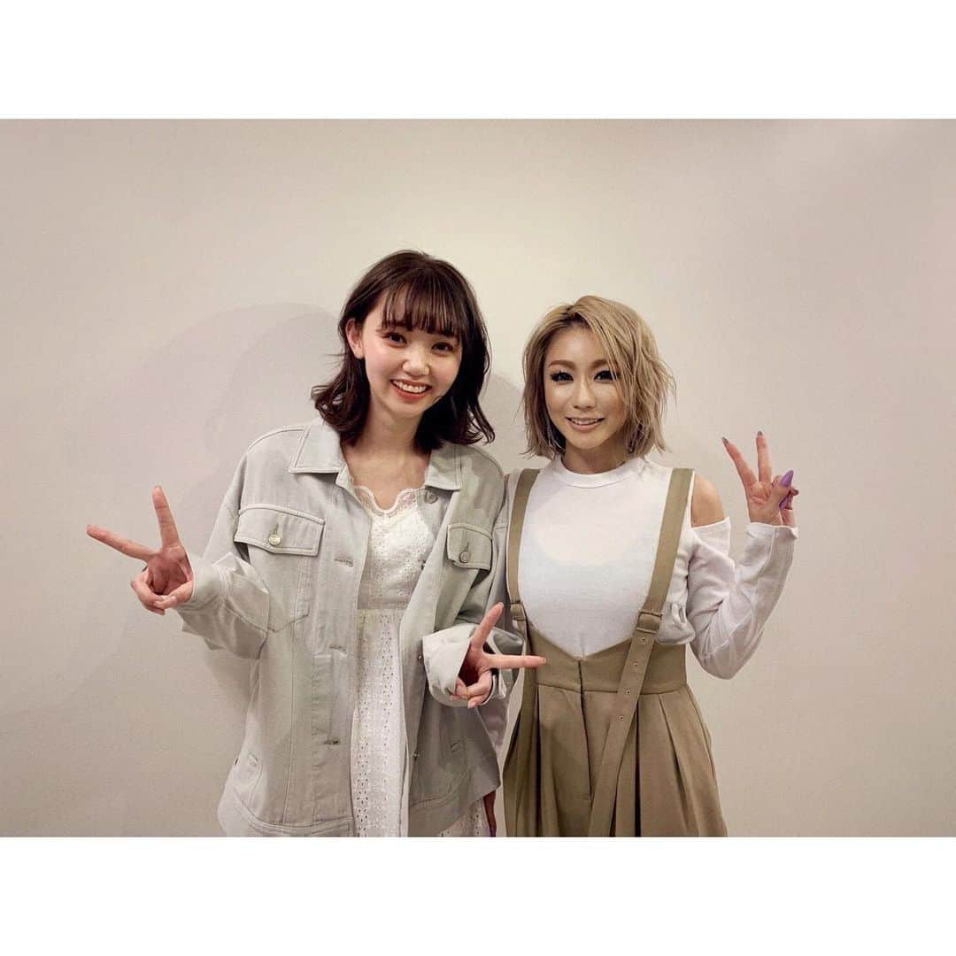 江野沢愛美さんのインスタグラム写真 - (江野沢愛美Instagram)「お久しぶりにお会いできた事務所の大先輩、倖田來未さん！💋😳 とってもかっこいいステージでした♡  そして相変わらず本当にお優しすぎる...🤍 (ねー！！めっちゃ会いたかった！！！って言ってくださった😭私の方がすぎて私には勿体無いお言葉)  倖田さんとお話ししていたら、 一気に元気が出て、とてもhappyになれました☺︎  初めてお会いしてから5年程経ってますが いつもいつも本当に沢山ありがとうございます😭  同じイベントの同じステージに立ってるって本当に不思議だ。  #動画は倖田さんステージの時の私 #め組のひと 一緒に踊ってます #倖田來未 さん #私の神様 #いつも言ってますが倖田來未さんがいなければ私はこの世界には1000パーいません！」3月7日 21時39分 - enosawa_manami