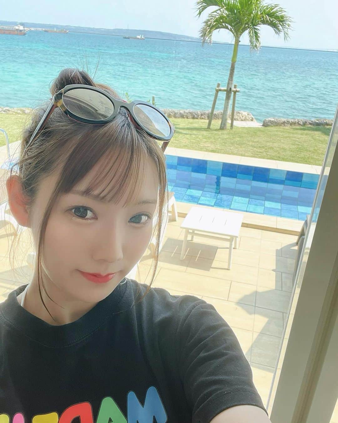 はやのうたのインスタグラム：「グラサンウータコッ🕶 #はやのうた#うたこ#ロケ撮影#南国#リゾート#🕶」