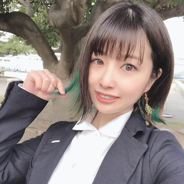 鮭山未菜美のインスタグラム：「＼ 🧖‍♂️今日はサウナの日🧖‍♀️／  インナーカラーをヴィヒタ色に染めました🌿💕 グリーンって似合わないかなーと思って不安やったけど、どう…ですか？🥺  サウナ大好きサドルとしては最高！ 極めてんなぁ⁽⁽ ◟(灬 ˊωˋ 灬)◞ ⁾⁾🌿🌿🌿」